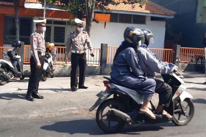 Petugas polisi melakukan TKP di depan Kantor Pos Mojosongo, Solo, Jateng, Jumat (12/6). 