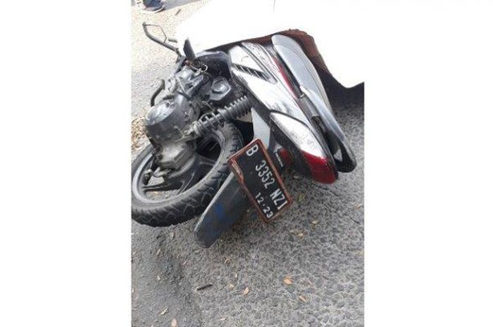 Honda Vario 110 yang ambruk setelah hindari jalan bergelombang hingga pengendara tewas terlindas truk trailer
