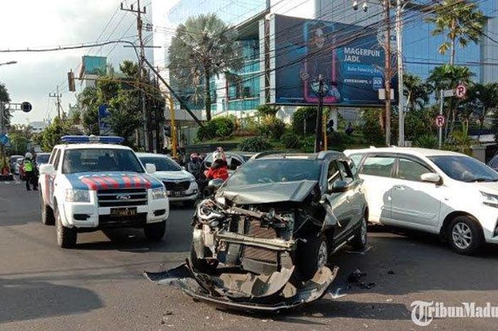 Mobil Datsun Cross yang menabrak sebuah mobil ambulans di Kota Malang, Kamis (11/6/2020). 