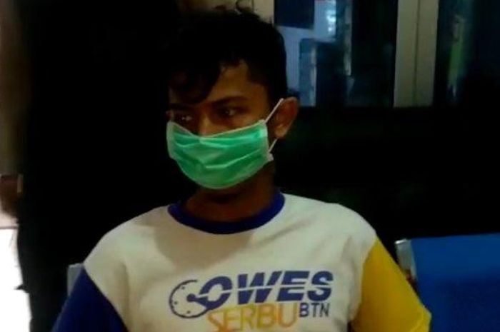 Akbar, pemuda 20 tahun yang ditangkap polisi di Jember karena membacok pengendara motor tanpa alasan. 