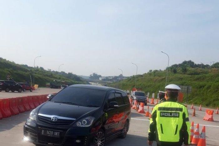 Petugas kepolisian melakukan penyekatan di Gerbang Tol Kalikangkung.