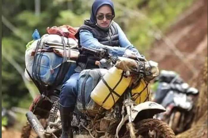 Bupati Luwu Utara, Indah Putri Indiani berpose dengan motor trabas saat akan mengantarkan sembako