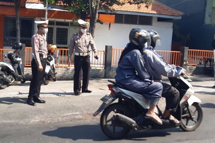 Polisi melakukan olah tempat kejadian perkara kasus tewasnya pengendara motor setelah lehernya tersayat benang layangan di Jalan Tangkuban Perahu tepatnya di depan Kantor Pos Mojosongo, Solo, Jateng, Jumat (12/6/2020) 