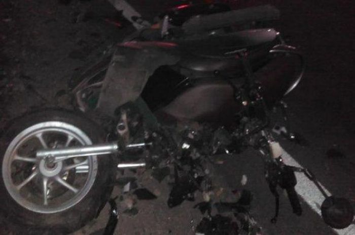 Kondisi motor korban rusak parah setelah terlibat kecelakaan di di Jalan Raya Desa Pulosari, Kecamatan Ngunut, Tulungagung pada Rabu (10/6/2020) malam.