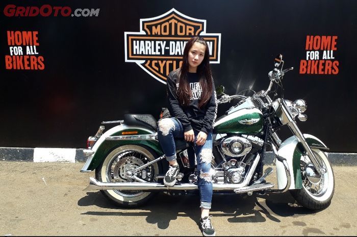 Ilustrasi. Sharran Vebrianly berpose di Harley-Davidson Softail Deluxe 