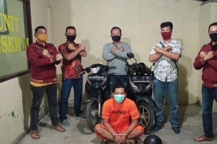Tersangka pelaku curanmor diamankan anggota Unit Reskrim Polsek Ngadiluwih Kabupaten Kediri, Sabtu (13/6/2020). 