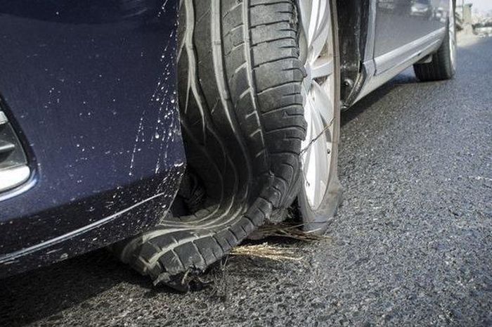 Ilustrasi pecah ban akibat jalan berlubang