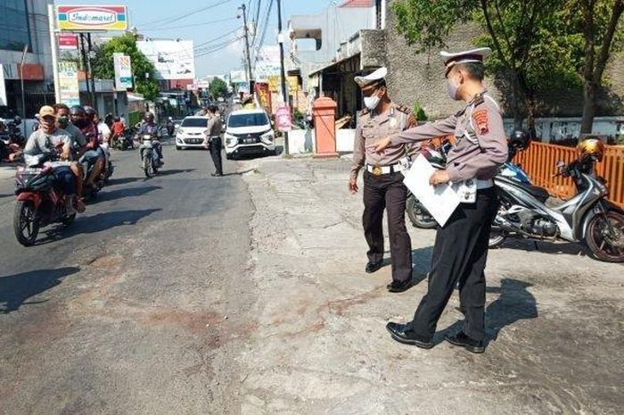 Polisi melakukan olah TKP kejadian di jalan Tangkuban Perahu, tepatnya depan kantor Pos Mojosongo, Jumat (12/6/2020).  