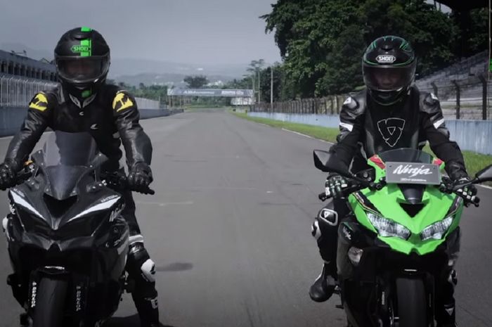 Kawasaki Ninja ZX-25R dijajal di sirkuit Sentul. Kiri adalah versi full karbon dan yang kanan versi standar. 