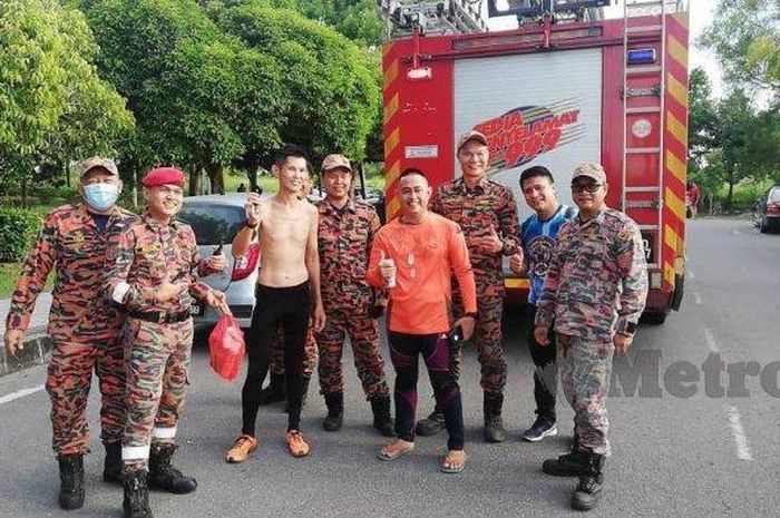Pasukan Bravo dari Dinas Pemadan dan Penyelamatan Miri, Malaysia berhasil mengambil kembali kunci mobil seorang pria yang dirampas oleh seekor monyet, Jumat (12/6/2020).  