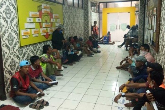 Puluhan jukir di kawasan Kertapati dan Plaju diamanakan Tim Hunter Sat Sabhara dan Unit Tipiriang Polrestabes Palembang, Sabtu (13/6/2020). 
