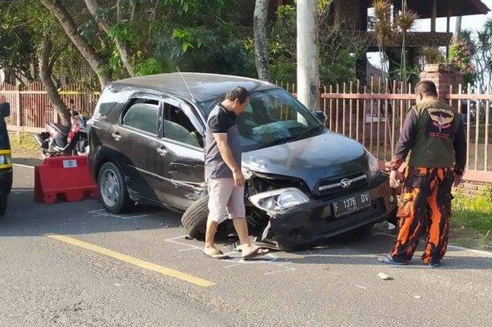 Kecelakaan lalu lintas terjadi di Jalan raya Cisolok - Palabuhanratu, tepatnya di Desa/Kecamatan Cisolok, Kabupaten Sukabumi, Jawa Barat, Minggu (14/6//2020) dini hari. 