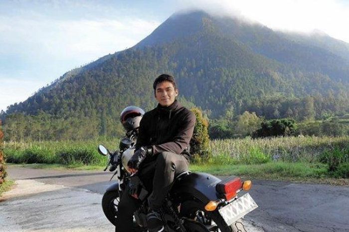 Bek Arema FC, Bagas Adi Nugroho tunggangi Honda Rebel 500. 