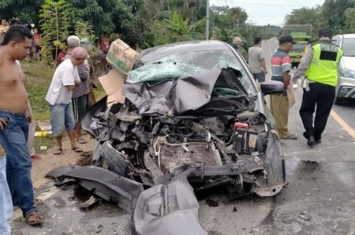 Honda Brio terjang truk secara adu banteng jalan lintas timur, kabupaten Pelalawan, Riau