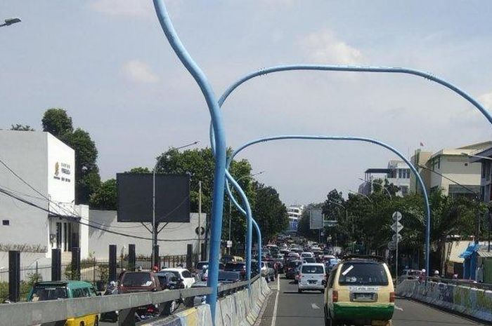 Kondisi Jalan Jakarta Kota Bandung  yang kembali macet pada Senin (15/6/2020) setelah sejak awal 2020 lengang.