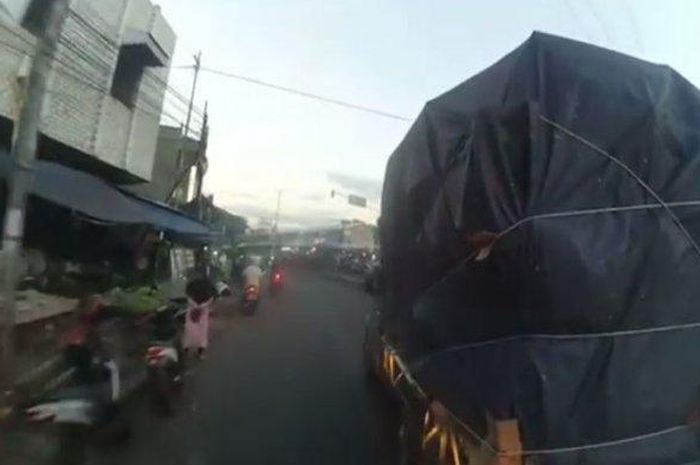 Daihatsu Gran Max tak mau disalip mobil damkar di sekitar Pasar Ujung Berung, Kota Bandung, Jawa Barat.