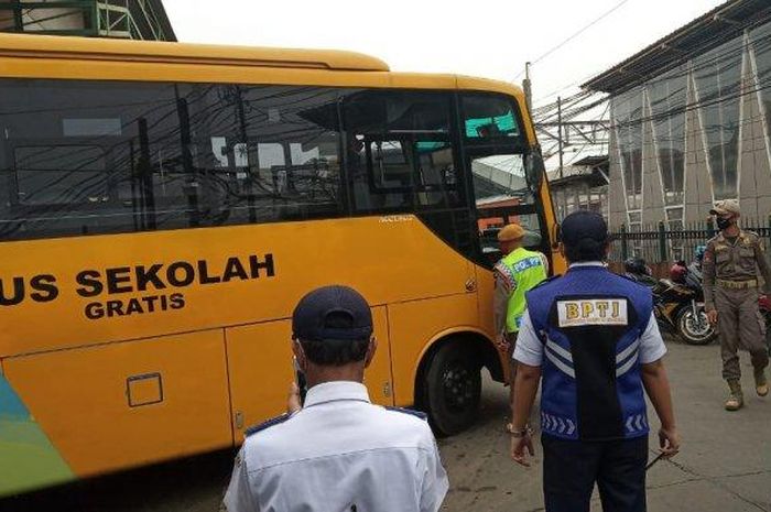 emerintah DKI menyiapkan 20 bus bantuan untuk mengangkut penumpang Kereta Rel Listrik (KRL) di Stasiun Cilebut dan Bojonggede, Kabupaten Bogor.