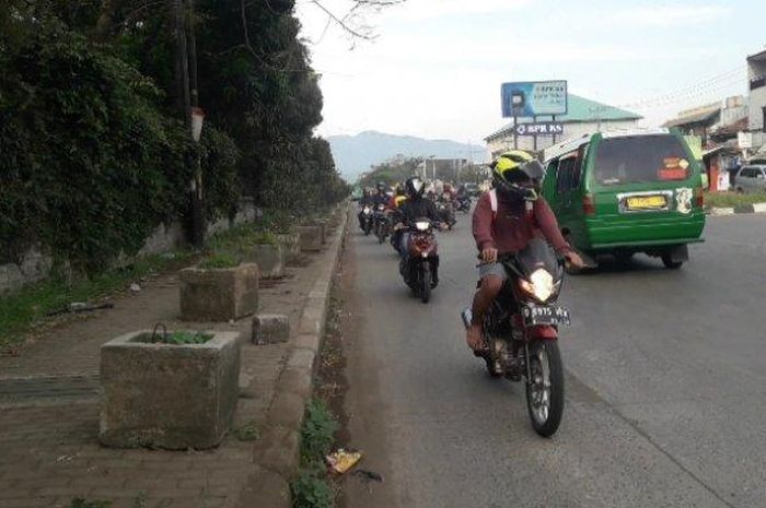 Pengendara motor melawan arus di Rancaekek Jawa Barat