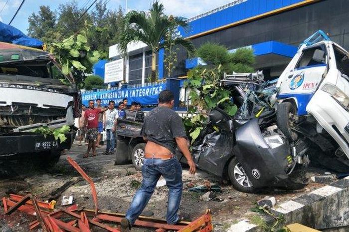 Trukt trailer seruduk Daihatsu Gran Max dan Suzuki Carry pikap di Jl Yos Sudarso, depan pelabuhan Semayang , Balikpapan