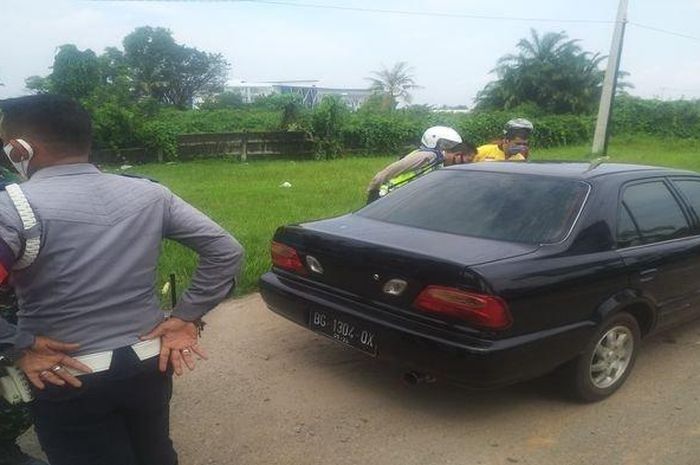 Mayat laki-laki bertubuh gempal di temukan di Warga Jalan Gub Bastari Kecamatan SU 1, Palembang, di dalam mobil sedan Toyota Soluna nopol BG 1304 QOX, Senin (15/6/2020) (SRIPOKU.COM / Andi Wijaya)
