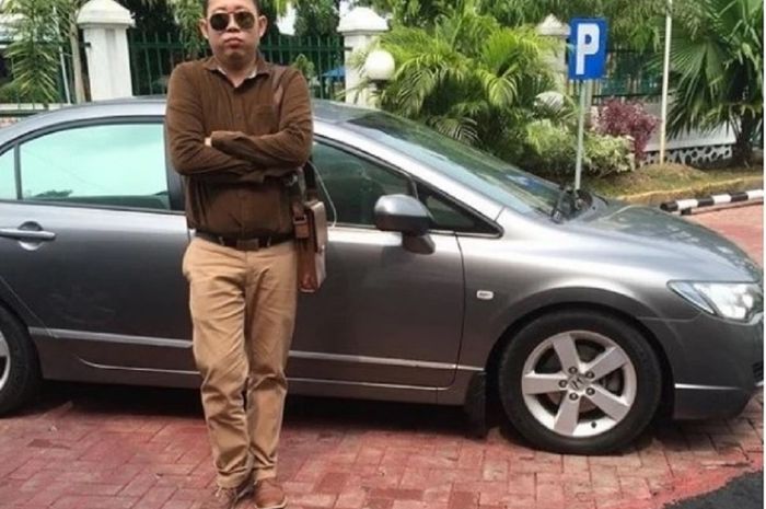 Fedrik mejeng dengan Honda Civic