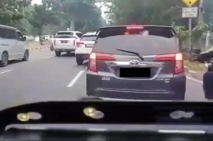 Toyota Calya diduga menghadang laju ambulans hingga ada cekcok