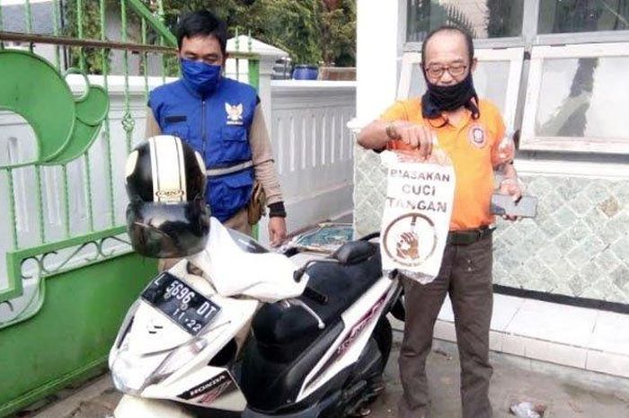 Barang bukti sepeda motor Honda Beat yang ditinggalkan pengendaranya di Jl Merbabu, Kota Kediri diamankan di Kantor Satpol PP Kota Kediri, Senin (15/6/2020). 