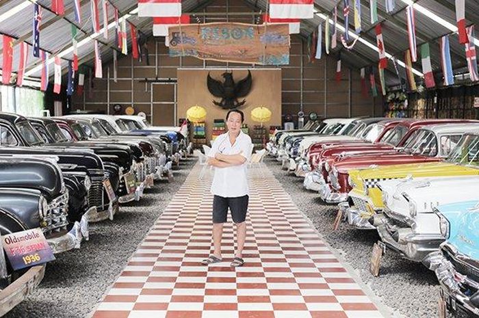 Jos Dharmawan berpose di museum mobil miliknya di Kebon Vintage Cars, Denpasar, Selasa (17/06/2020).