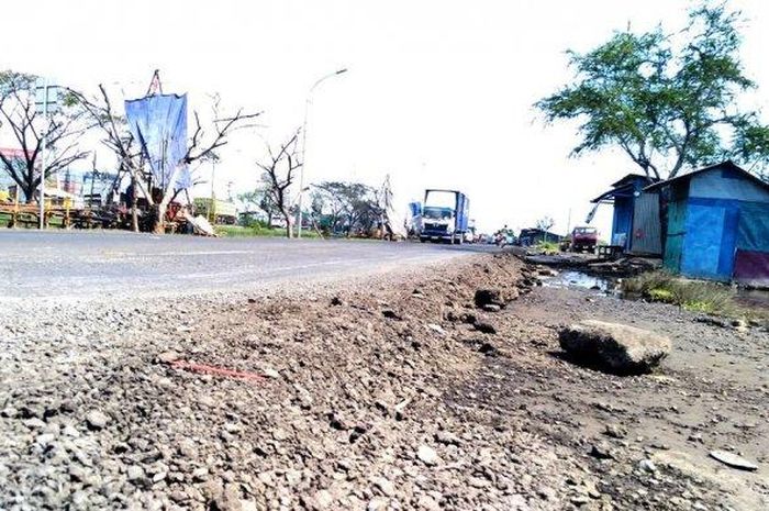 Peninggian Jalan Arteri Yos Sudarso Kota Semarang di KM 9. Peninggian ini agar badan jalan terhindar dari banjir rob, Selasa (16/6/2020). 