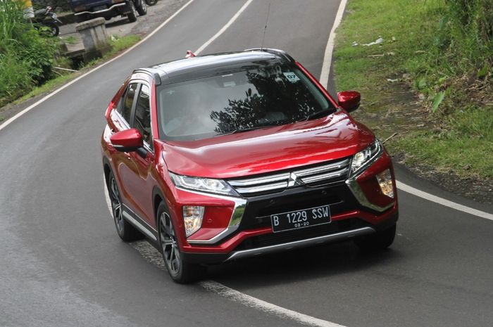 Mitsubishi Eclipse Cross melewati jalan yang berkelok