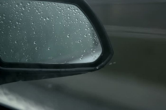 Kaca spion samping mobil berembun pada saat hujan