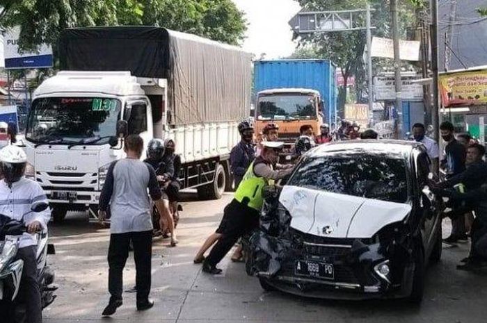 Kecelakaan lalu lintas yang menyebabkan kemacetan mengular di kawasan Jalan Raya Serang KM 14,5 Kecamatan Cikupa, Kabupaten Tangerang, Selasa (16/6/2020) 