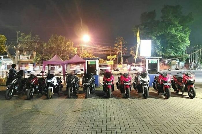 Jajaran Skuto Honda ADV150 yang terparkir.