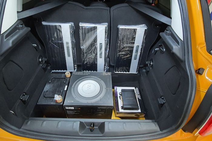 Subwoofer Pasif, 3 Power Amplifier, dan Digital Signal Processor dari Ground Zero yang Dipasang di Reference Car Sistem Audio Mobil