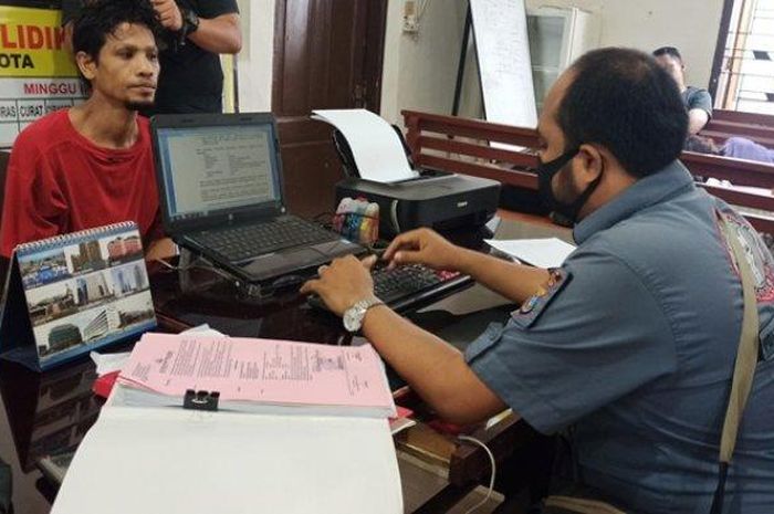 TERSANGKA jambret saat menjalani pemeriksaan di Polsek Medan Kota.  