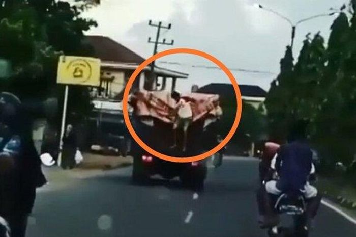 Video aksi pelaku bajing loncat yang tengah beraksi di atas bak mobil truk saat melintas di kawasan Kertapati, Palembang viral di media sosial.  