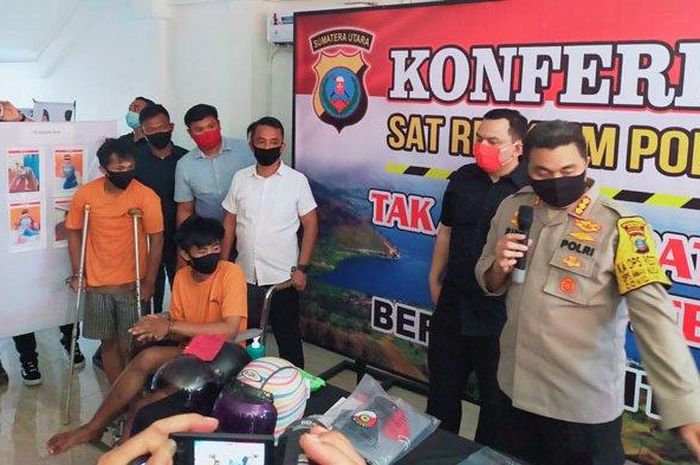 Kapolrestabes Medan Kombes Pol Riko Sunarko memaparkan pengungkapan kasus jambret (begal), dalam konferensi pers di Mapolrestabes Medan, Selasa (16/6/2020).