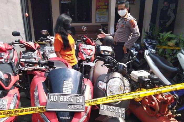 Sukarti (55) saat diinterogasi Polisi di Mapolsek.