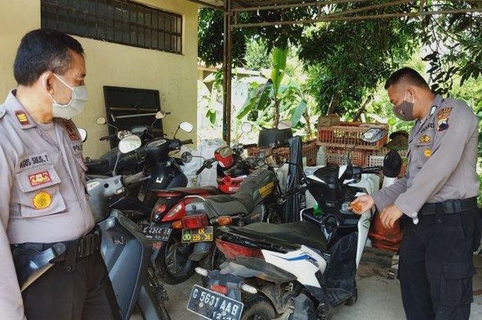 Anggota Polsek Kajen menunjukkan kendaraan motor matik Honda Vario G 5631 AAB yang ditinggal pemiliknya di Kecamatan Kajen Kabupaten Pekalongan.