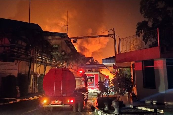 Kebakaran terjadi di kawasan PT Gajah Tunggal, namun bukan pabrik ban milik Gajah Tunggal.