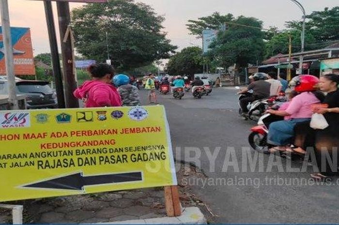Banner penunjuk arah bertuliskan adanya perbaikan jembatan Kedungkandang yang diletakkan di terminal Hamid Rusdi Kota Malang, Selasa (16/6/2020). 