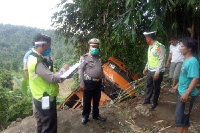 Polisi lakukan olah tempat kejadian truk masuk jurang di Sibolangit, Rabu (17/6/2020). 