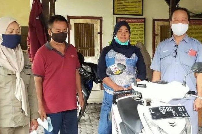 Keluarga Veny Oki mengambil sepeda motor yang sebelumnya ditinggalkan di Jl Merbabu ke Mapolsek Mojoroto, Kota Kediri, Selasa (16/6/2020). 