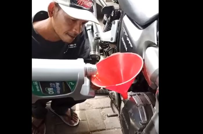 Ilustrasi penggunaan oli diesel pada motor.