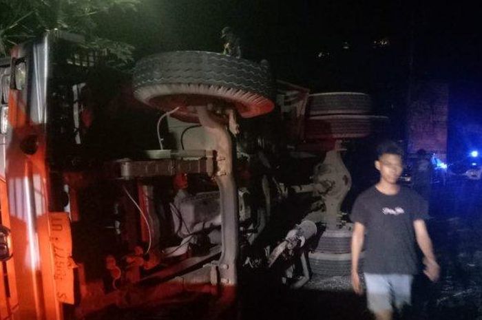 Suasana pasca peristiwa laka lantas di Jembatan Yeh Nu, Banjar Dauh Pala, Desa Dauh Peken, Tabanan, Bali, Rabu (17/6/2020) malam. 