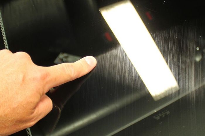 Ilustrasi baret pada kaca