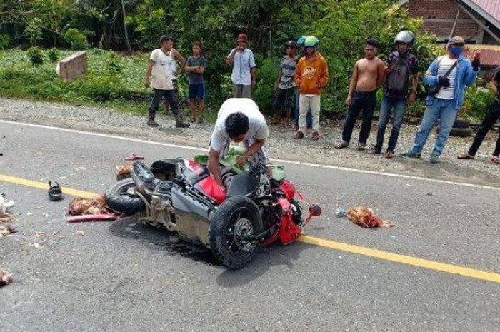 Honda Scoopy ambyar terjatuh usai senggolan, pengendara tewas dilindas truk dari belakang