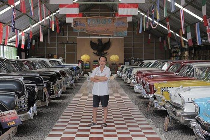 Jos Dharmawan berpose di museum mobil miliknya di Kebon Vintage Cars, Denpasar, Selasa (17/6/2020). Kolektor mobil lawas ini memiliki 200-an mobil beragam bentuk dan jenis bahkan Plymouth Hudson Hornet yang dimiliki pertama kali oleh Fatmawati, ibu Negara pertama Indonesia. 
