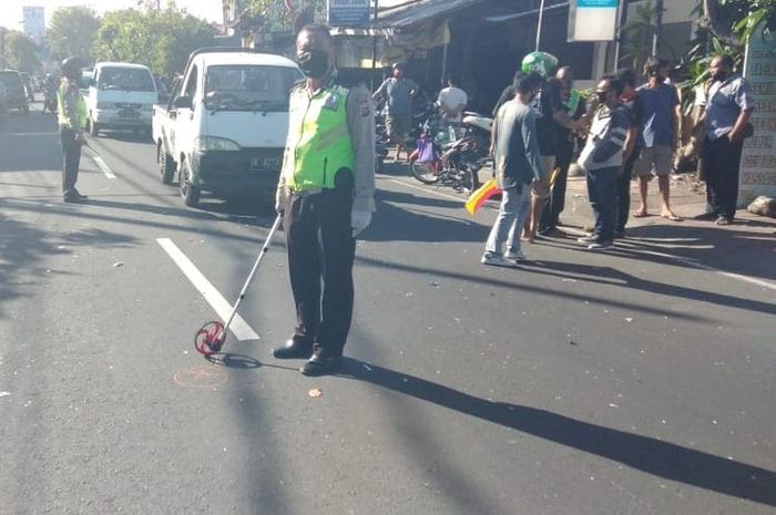 Polisi melakukan olah TKP di lokasi pemotor meninggal dunia usai lehernya terjerat benang layangan dan menabrak alat berat di Jalan Raya Sesetan, Denpasar