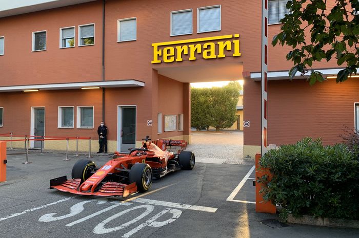 Charles Leclerc membawa Ferrari SF1000 keluar dari markas Ferrari di Maranello, Italia. 